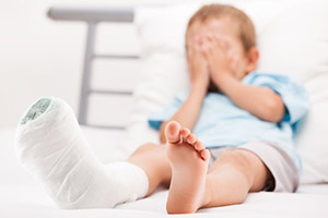 Ушиб, растяжение или перелом у ребенка: как отличить и что делать. Отвечает врач thumbnail